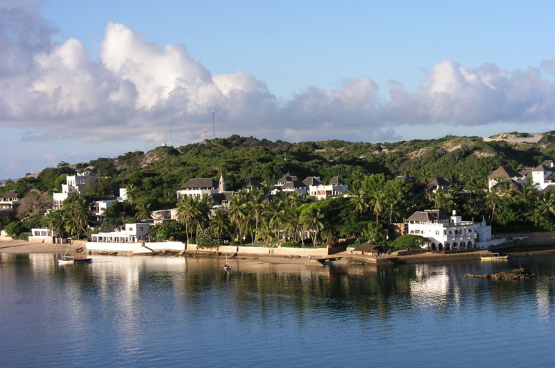 Blick vom Wasser  auf das Dorf