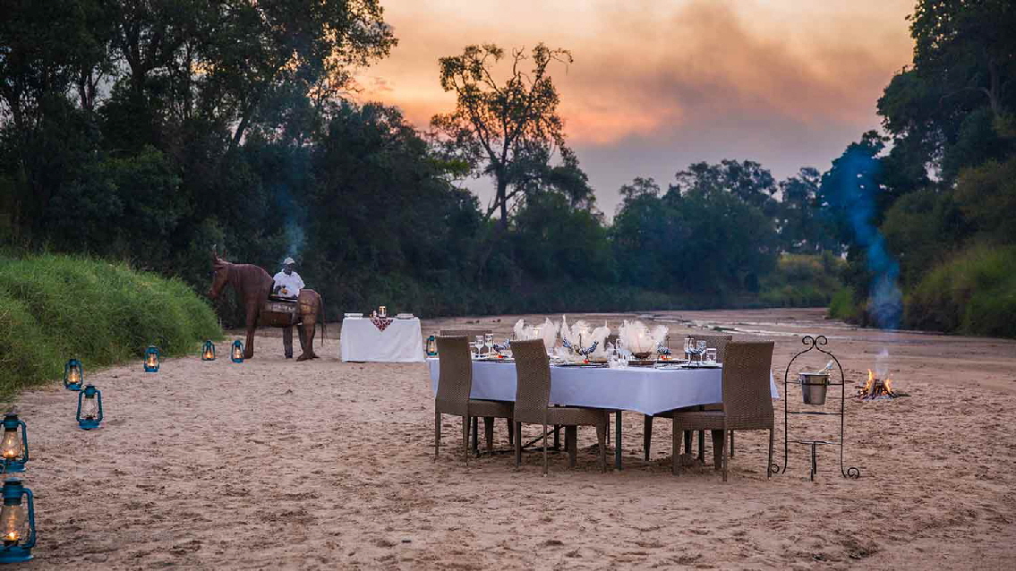 Abendesssen im Flussbett in  Salas Camp